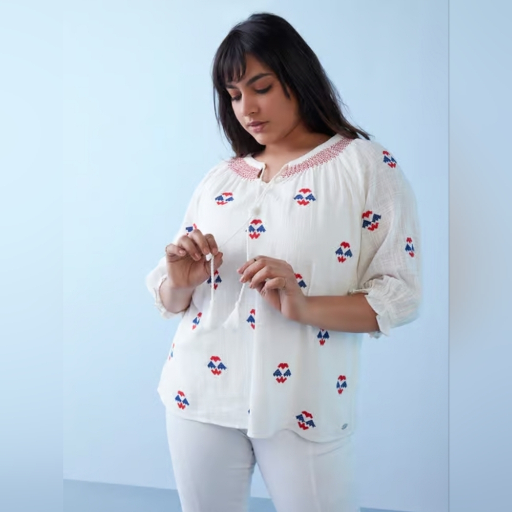 Gia‎ Curves Embroidered Top